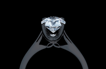 ダイヤモンドでダイヤモンドを輝かせる「REFLECTIVE SETTING®」の婚約指輪